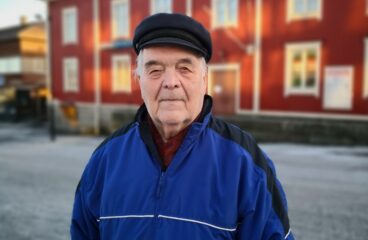 Erkki Ikkelä-Koski kuvattuna Kristiinankaupungin Kauppatorilla. Taustalla entinen Kansallis-Osake-Pankin konttori, missä hän työskenteli pankinjohtajana vuosina 1964-1975. Kuva: Jarkko Ikkelä-Koski.