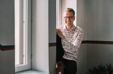 Teatterinjohtaja Seppo Välinen taustoitti tulevan teatterikauden teemaa.