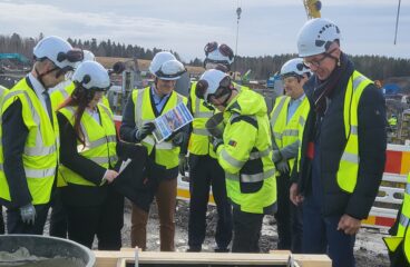 Hitachi Energyn Bruno Melles asettaa Vaasa Pohjanmaa -lehden peruskiveen. Vasemmalla kuvassa Matti Vaattovaara.